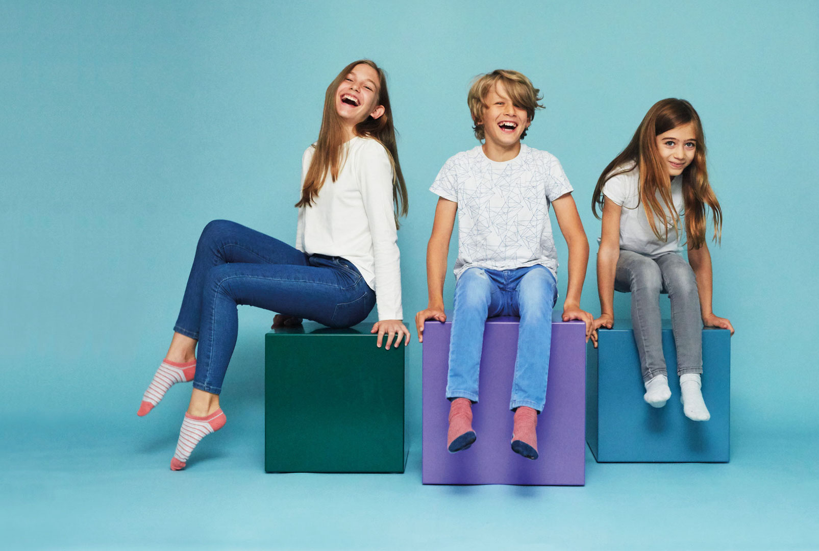 kinder die spielen und lachen